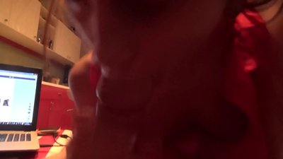 Мектеп окуучусу үйүндө эч ким жокто инисинин көңдөйүн соруп жатат